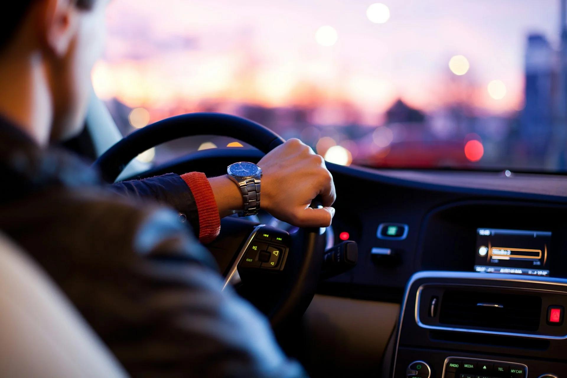 Auto de alquiler en una ruta abierta al atardecer